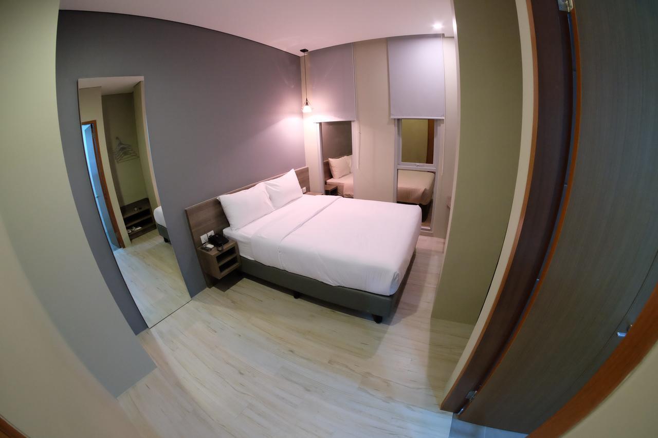 U Stay Hotel Tebet Джакарта Екстериор снимка